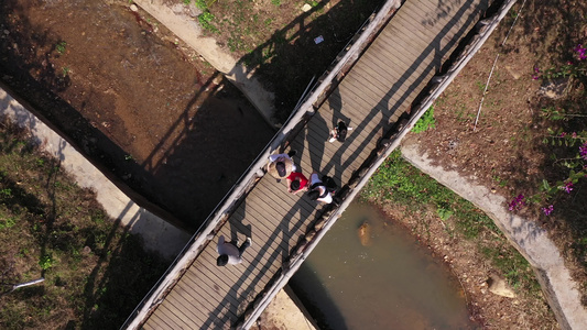 航拍在景区过桥的游客视频