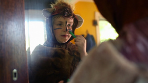 男孩穿着熊服装应用速度油漆20秒视频