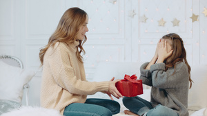快乐的女孩在卧室上 得到新年礼物22秒视频