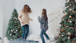 快乐的母亲和女儿在豪华公寓的床上 举行舞蹈派对29秒视频