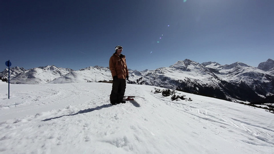 看风景滑雪胜地的单板滑雪者视频