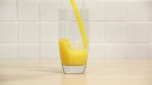 将橙汁倒入玻璃杯中16秒视频