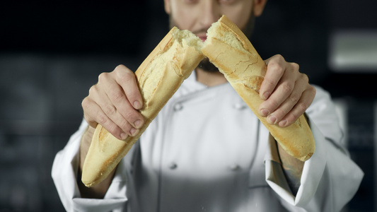 厨师用慢动作打破法国面包视频