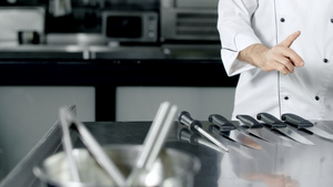厨师选菜刀在房煮饭29秒视频