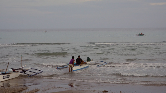 4K菲律宾海边渔村渔民出海打鱼划船视频