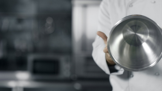 厨师用慢动作钢碗玩得开心的手视频