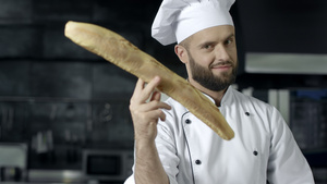 厨师在房和法国面包一起取乐15秒视频
