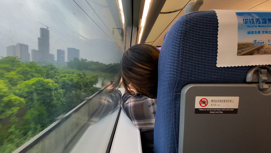 4K实拍美女高铁上依靠在窗口看风景视频