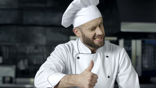 厨师在专业房装扮视频