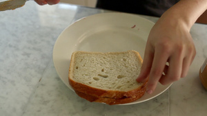做三明治和舔刀的男孩24秒视频