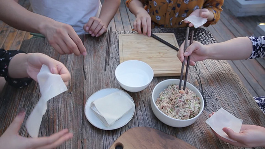 家人朋友聚会包馄饨视频