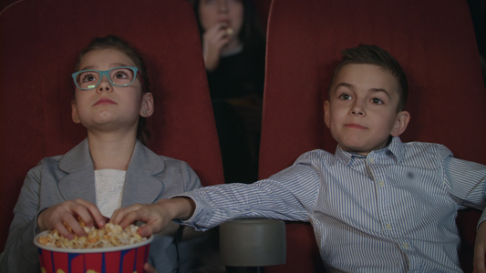 孩子们在电影院里吃爆米花视频