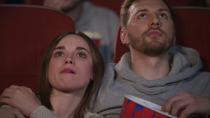近距离的年轻人在电影院观看14秒视频