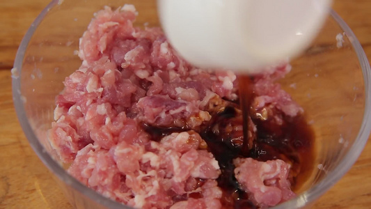 猪肉肉馅腌制过程视频