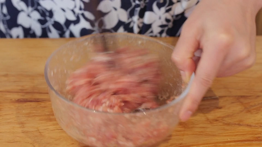 猪肉肉馅搅拌过程视频