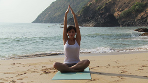 在海边练习瑜伽的女人12秒视频