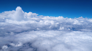 航拍高原上的厚云层23秒视频