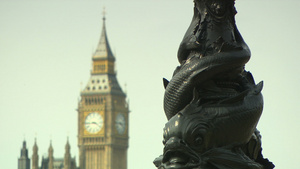 有鱼装饰的灯柱和议会大厦12秒视频