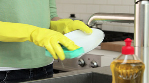 洗碗的女人30秒视频