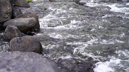 流水小河清澈水流升格视频视频