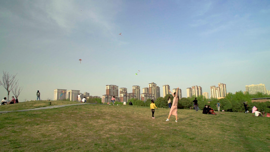 公园放风筝慢动作视频