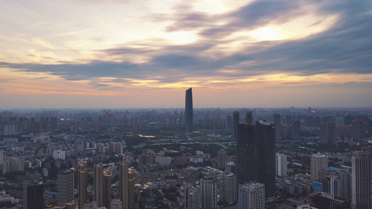 航拍风光城市夕阳晚霞天空落日下的金融商务中心地标最高写字楼天际线素材视频