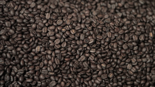 在咖啡研磨机中研磨的咖啡豆视频