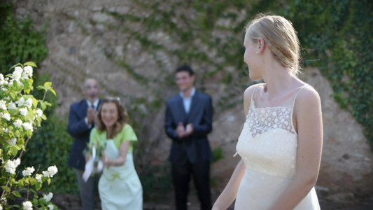 新婚新娘向婚礼客人扔花束视频
