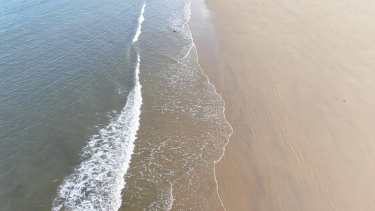 航拍夏日海浪拍打沙滩视频