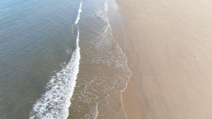 航拍夏日海浪拍打沙滩22秒视频