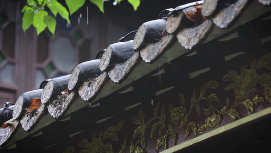 夏天下雨的古建筑屋檐视频