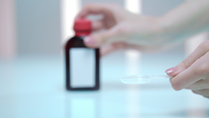 女性用手从瓶中倒药糖浆20秒视频