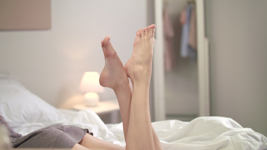 卧室中的女腿视频