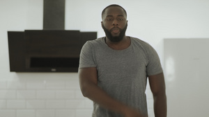 焦点突出的黑人男子在露天厨房跳舞13秒视频