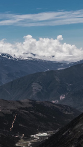 四川甘孜藏族自治州雪山318国道蓝天白云延时延时摄影视频