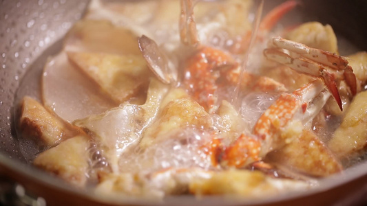 厨师炒制豆腐烧螃蟹视频