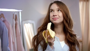 享受幸福的妇女吃香蕉27秒视频