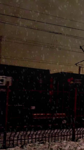 大雪纷飞中的中欧班列货运火车一带一路国际列车视频