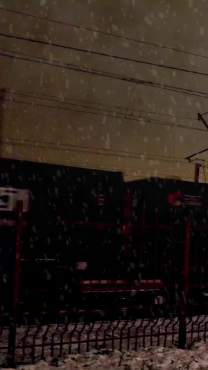 大雪纷飞中的中欧班列货运火车一带一路国际列车12秒视频