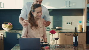 幸福的情侣在豪华厨房喝酒17秒视频