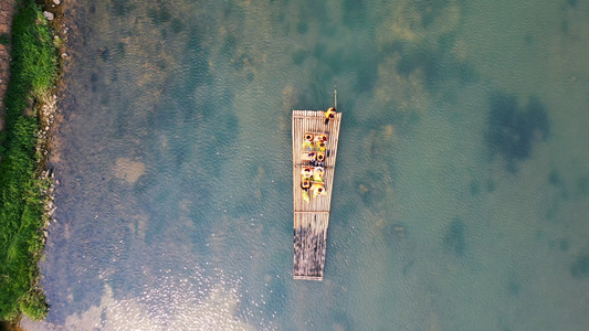 4K航拍径山镇双溪漂流景点竹筏漂流视频