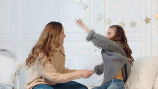 快乐女孩和妈在新年假期床上跳舞视频