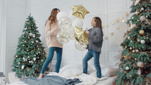快乐的女士们在私人房子里 和明星气球在床上玩17秒视频