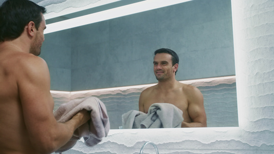 在浴室用毛巾擦脸的快乐男人视频