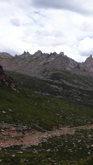 航拍壮阔险峻的山脉自驾旅游63秒视频