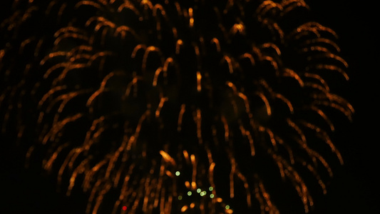 4k段片段抽象地模糊了禁烟节在夜幕暗夜的天空中亮出真正多彩的火花节视频