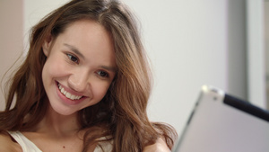 在平板电脑上拍自照片的开心女人19秒视频