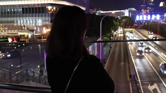 夜晚站在城市户外思考的女人背影视频