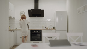快乐的年轻女士 在厨房煮咖啡32秒视频