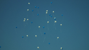 在蓝天飞行的假日气球23秒视频